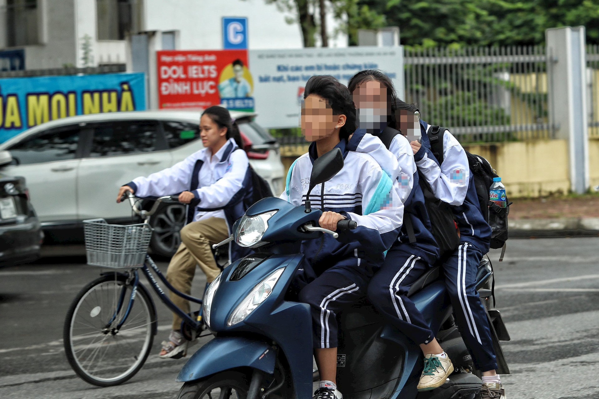 Đèn đỏ hay đèn vàng? Từ vi phạm giao thông của học sinh đến vấn đề đạo đức lối sống cần báo động