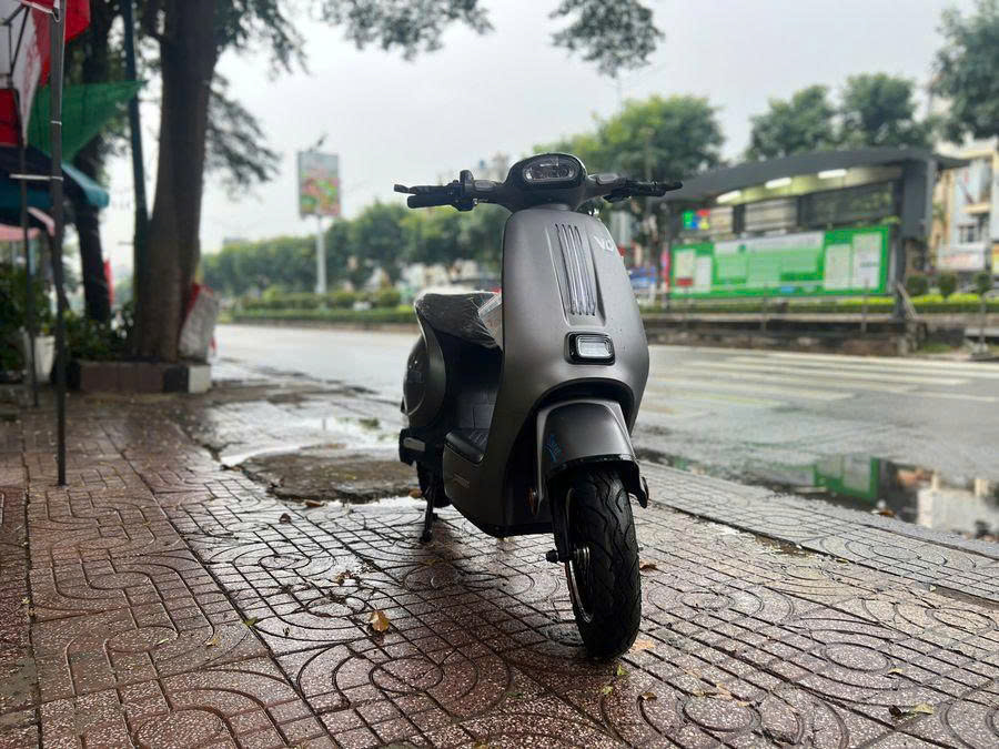 Tại sao màn hình xe điện thường bị "chết" sau mùa mưa? Hiểu đúng nguy cơ, bảo vệ xe đúng cách