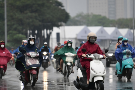 Tại sao màn hình xe điện thường bị "chết" sau mùa mưa? Hiểu đúng nguy cơ, bảo vệ xe đúng cách