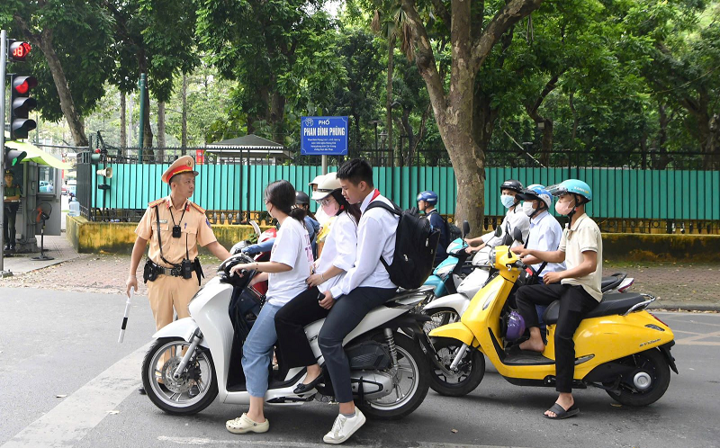 Đèn đỏ hay đèn vàng? Từ vi phạm giao thông của học sinh đến vấn đề đạo đức lối sống cần báo động