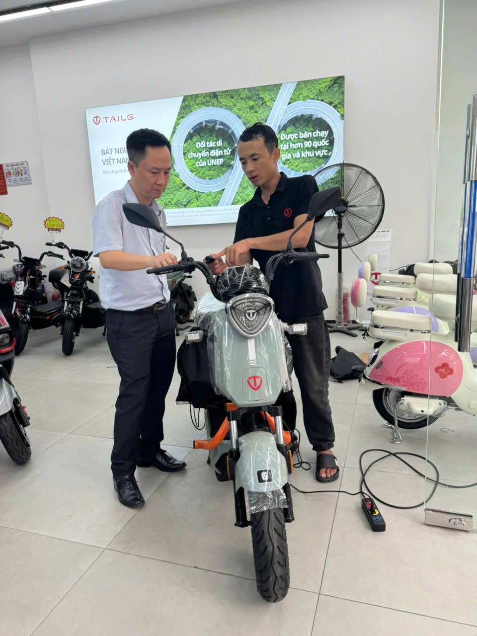 Khi "ăn chắc mặc bền" nhường chỗ cho "công nghệ và tiện ích": Cuộc chơi mới trên thị trường xe cộ